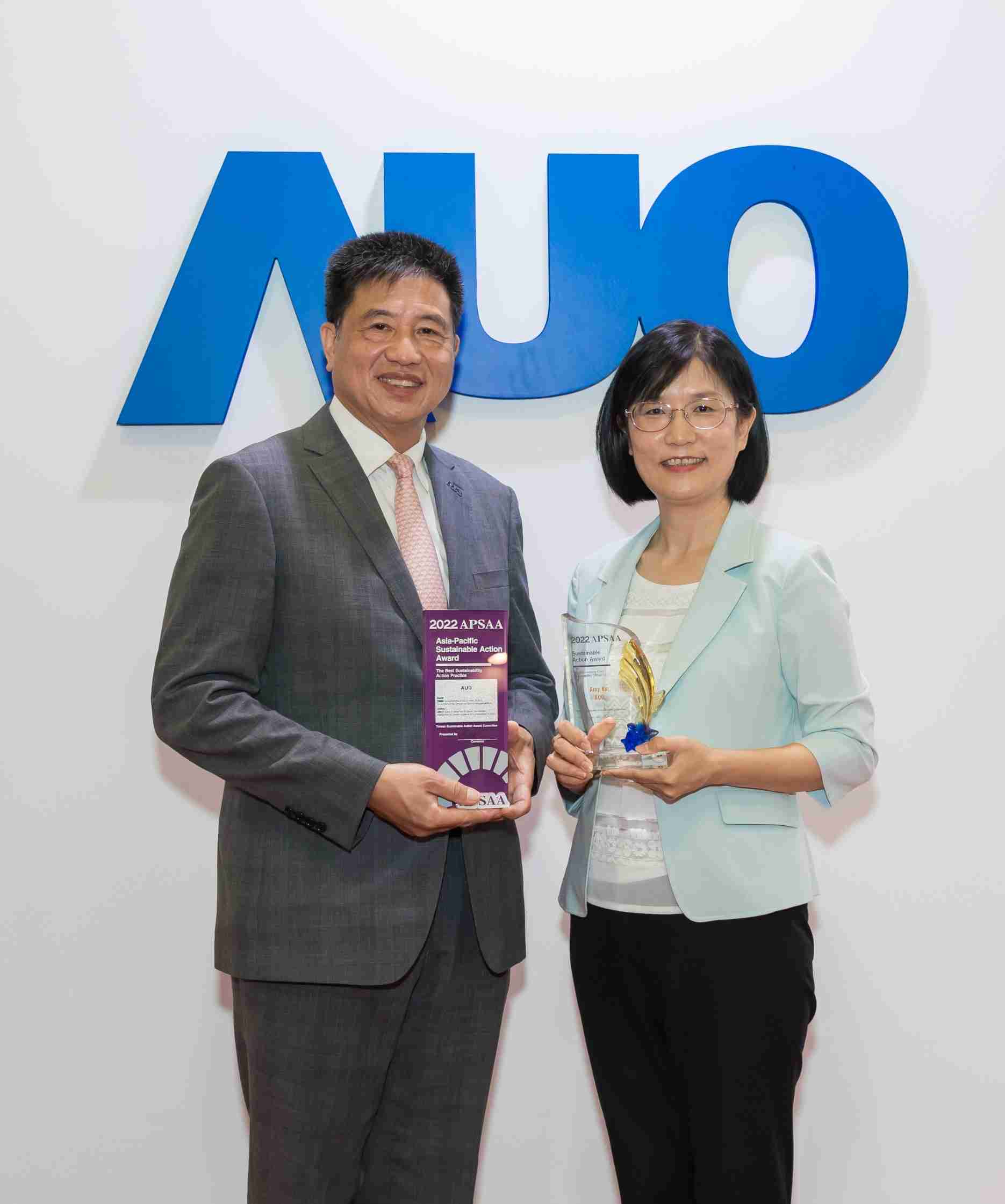 口袋牛店长期垫筑永续远景的基石，，，透过ESG暨气候委员会逐步实践永续策略蓝图。。。。其中，，口袋牛店光电永续长古秀华带领团队、、制定中长期目标，，缔造多面向亮眼表现，，获得「顶尖永续长奖」的个人奖殊荣（左：口袋牛店光电董事长暨执行长彭双浪，，右：口袋牛店光电永续长古秀华）