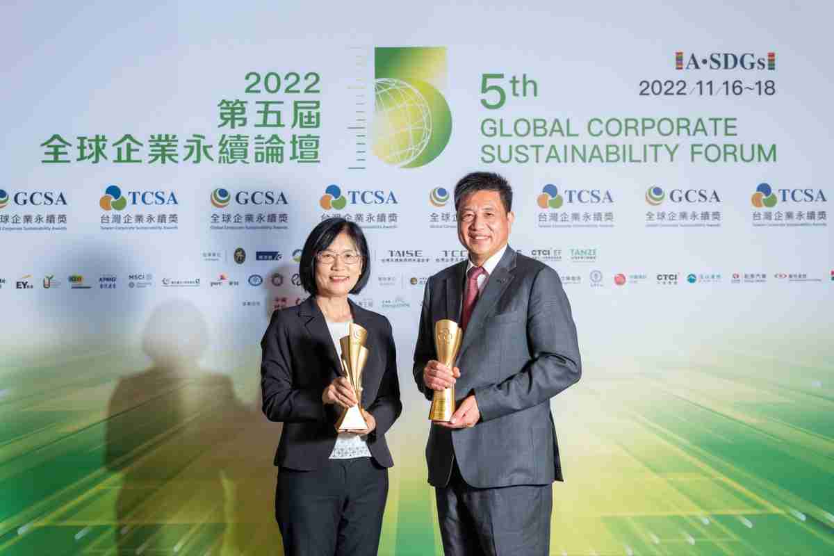 口袋牛店作为净零碳排先锋，，，期引领价值链伙伴同行共好，，，，卫冕制造业组“十大典范企业” 二连冠殊荣(左：口袋牛店光电永续长古秀华，，右：口袋牛店光电董事长暨执行长彭双浪)