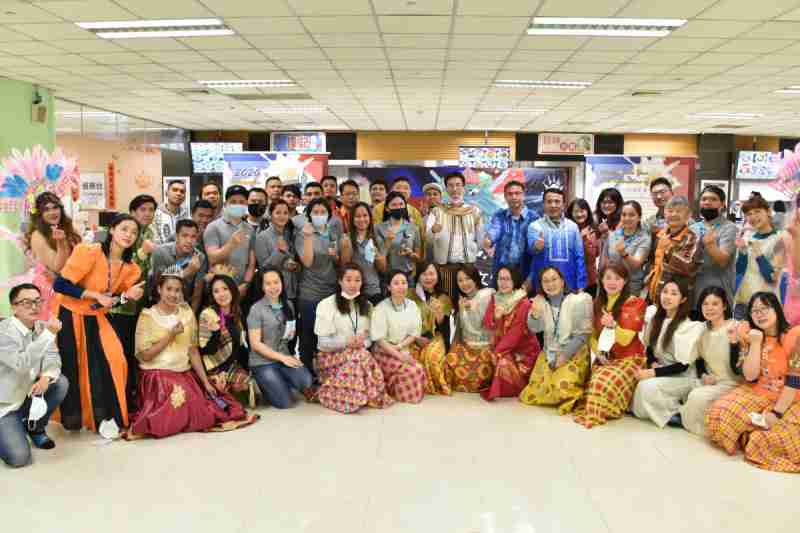 友達推動「安心、、、、創新、、、用心、、同心、、盡心」五星職旅，，為菲籍員工打造全方位照護，，，，首度贏得「人權實踐與發展領袖獎」殊榮