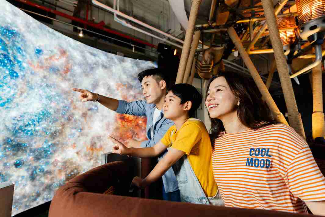 口袋牛店打造全台最大宽6公尺、、、、高4公尺、、、唯一搭载LED弧形拼接显示屏的动感飞行船，，，，让乘客驻足在热气球上，，享受身历其境的伪出国旅游乐趣