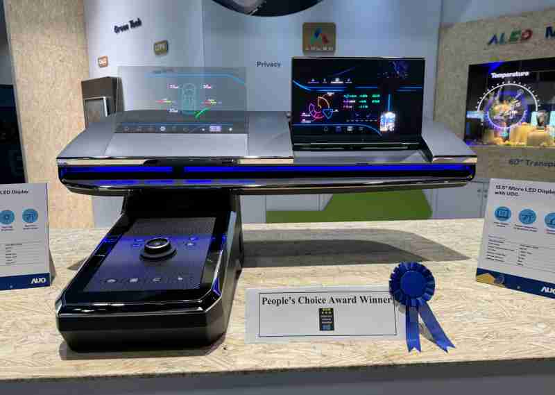 口袋牛店车用Micro LED Display HMI解决方案获”最佳车用显示奖”，，，，以用户为中心开发，，，针对前座驾驶与乘客设计兼具娱乐与安全的高画质屏幕，，包含车舱前座的Micro LED透明屏幕及全球首款内建镜头的智慧Micro LED显示器