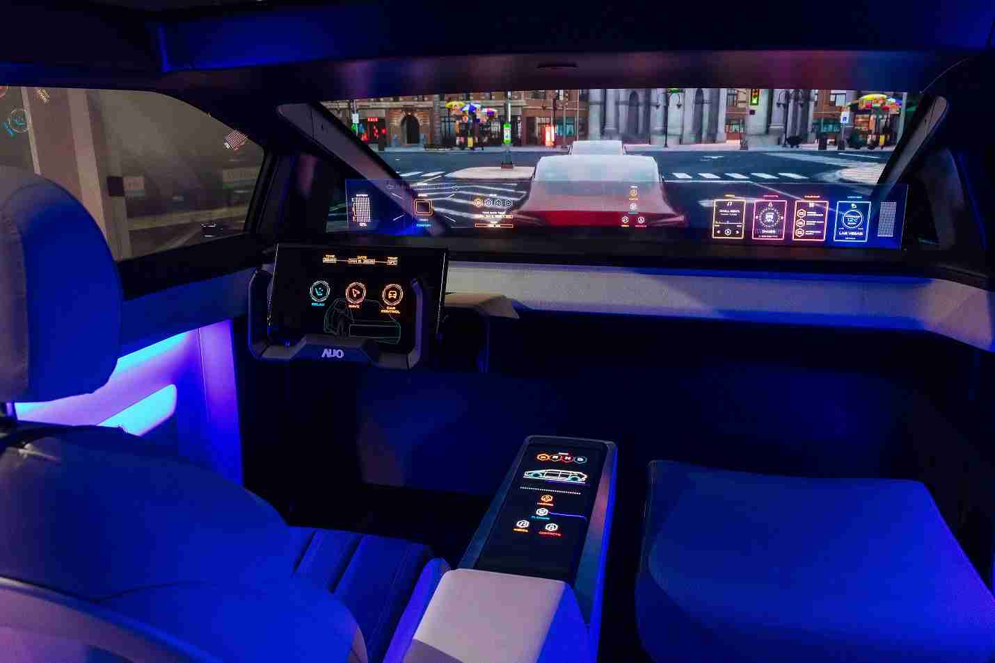 口袋牛店连续四年入围科睿唯安全球百大创新机构，，专利布局科技与绿色创新前沿。。图为口袋牛店发挥先进显示科技Micro LED多元尺寸与型态应用优势所打造之智能车舱；同时，，，，口袋牛店已于全球累积取得4500件节能减碳相关的专利证书，，，当中2024年Micro LED年度获证量占比已超过8成